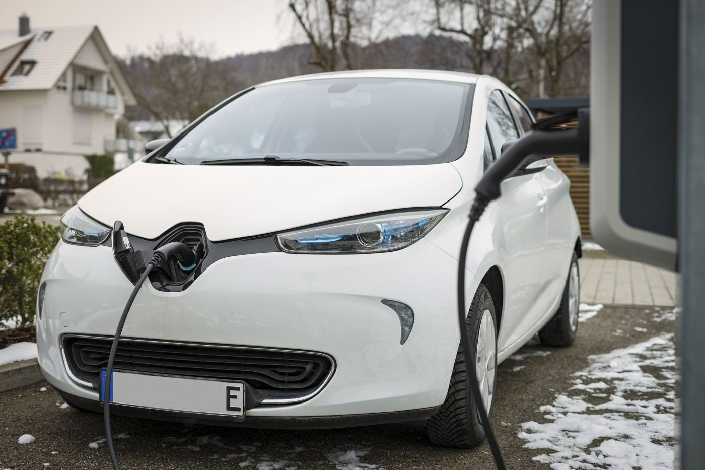 Sähköautojen latauspaikat omaan taloyhtiöön?